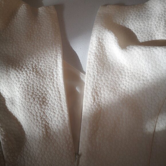 2/$30.00 Mix & Match - Forever 21 Ladies Ivory Lightweight Peplum Sleeveless Top - Picture 5 of 7